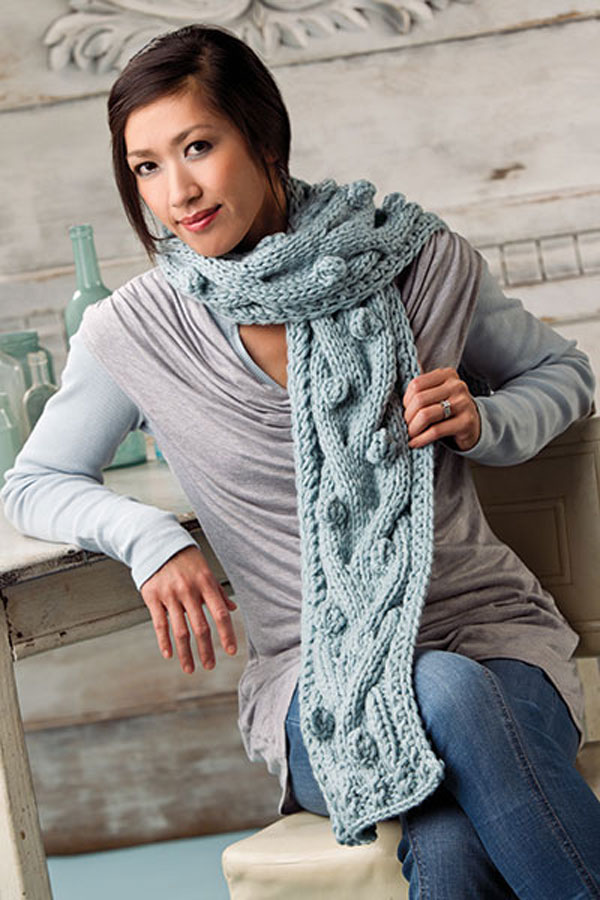 Уютный шарф с шишечками из объемной пряжи от Daniela Nii вязаный спицами