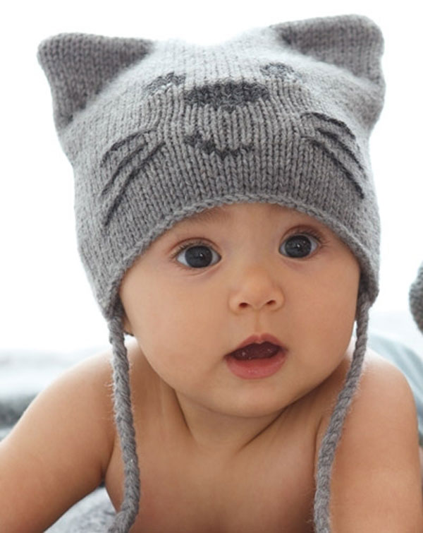 Стильная шапочка с мордочкой котика и митенки для малыша вязаные спицами